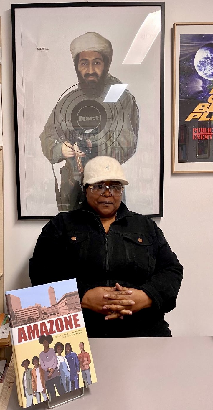 Agnès Maemblé avec le livre Amazone